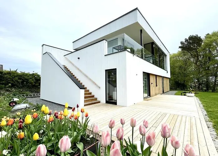 Architect-Designed Home Near Ons